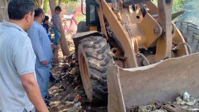 رئيس مدينة أشمون يتابع رفع ناتج التطهير أمام تجمع سكنى فتيح بالوحدة المحلية بجريس