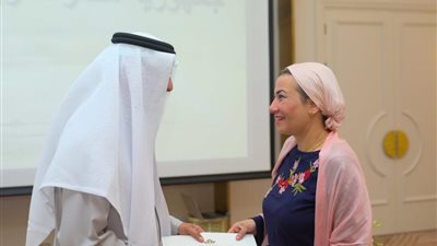 تكريم وزيرة البيئة وإعادة توطين 2000 طائرحبارى فى مصر بتعاون مع الإمارات