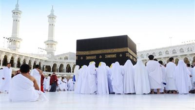 هل يجوز للمحرم تغطية نفسه بشيء يتدفأ به؟