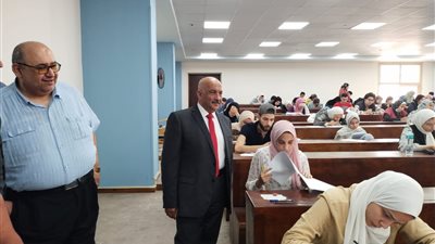نائب رئيس جامعة الزقازيق يتابع سير الامتحانات بكلية طب وجراحة الفم والأسنان
