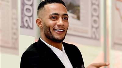 طفل مريض سرطان يطلب مقابلة محمد رمضان .. والفنان يستجيب