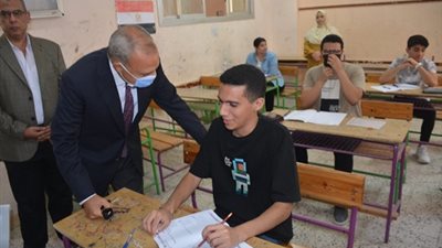 محافظ القليوبية يتفقد لجان امتحانات اليوم الاول للثانوية العامة بمدينتي بنها وطوخ