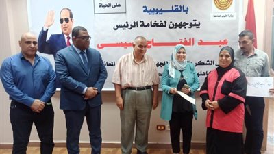 سعفان ينيب مدير القوى العاملة بالقليوبية بتسليم وثائق تأمين للعمالة غير المنتظمة