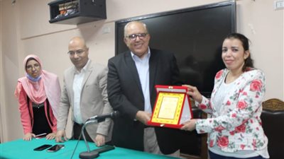 تكريم العاملين بالبرمجيات والسلامه بمستشفيات جامعة بنى سويف