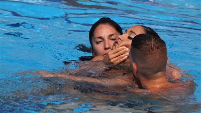 لحظات رعب.. إنقاذ دراماتيكي لسباحة من قاع المسبح