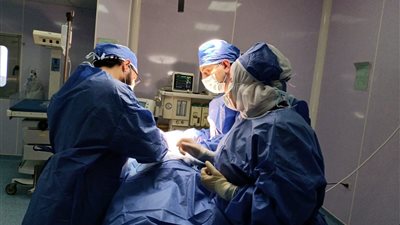 لأول مرة ..إجراء ٤ جراحات دقيقة لاستئصال أورام سرطانية بمستشفي أبوكبير ..صور