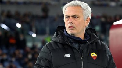 مورينيو يطالب روما بالتعاقد مع مدافع برشلونة