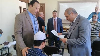 بسبب حرارة الطقس .. رئيس جامعة الأزهر يوزع الماء البارد على طلبة اللغة العربية ..صور