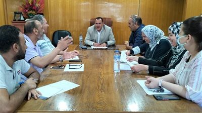الحفناوى يترأس الإجتماع الشهري للجنة النفايات الطبية الخطره ويشيد بدور العاملين بالمنظومة