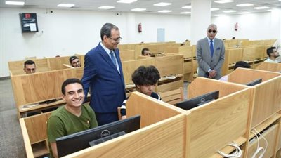 رئيس جامعة سوهاج يتفقد الامتحانات الإلكترونية لطلاب كلية الطب البشري