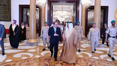 تفاصيل لقاء ومباحثات الرئيس السيسي وملك البحرين بالمنامة
