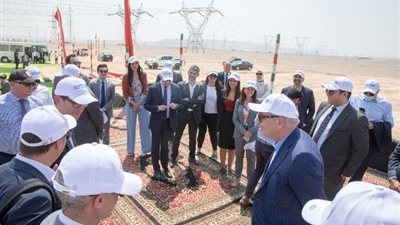 جولة تفقدية لوفد البنك الأوروبى وشركات الطاقة النظيفة لمواقع مشروعات الوقود الأخضر بالمنطقة الاقتصادية