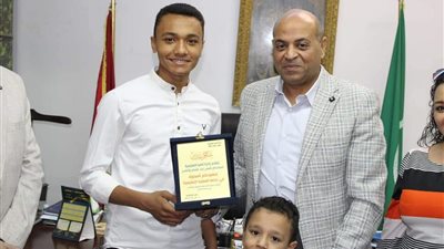 وكيل تعليم المنيا يكرم طالبان لامانتهم وعثورهم على مبلغ مالي كبير وإعادته لصاحبة