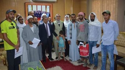 مجدى تسلم وثائق تأمين الحوادث للعمالة غير المنتظمة بالوادى الجديد