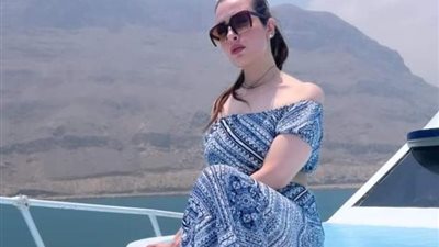 شاهد.. ندى عادل تسحر القلوب بإطلالة صيفية على البحر