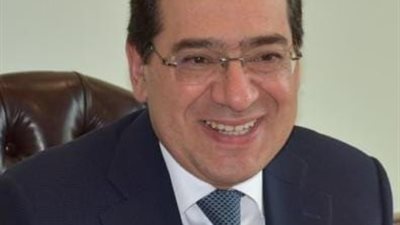 الملا يدعو الشركات العالمية للاستثمار بمناطق امتياز شلاتين للبحث عن المعادن