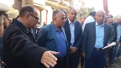 وزير الرى يتفقد بحر ترسا بعد انسداد المجرى المائى