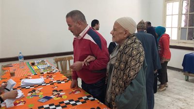 بالصور .. كفيف يدلى بصوتة في الدستور بالدلنجات