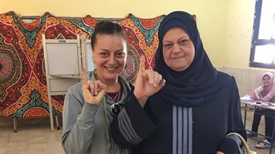 هبة عبد الغني تدلي بصوتها بصحبة والدتها في استفتاء التعديلات الدستورية .. صور