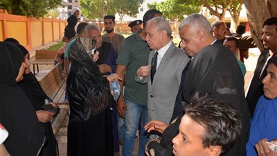 محافظ الأقصر يواصل جولاته علي المراكز الانتخابية