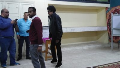 الكينج محمد منير يدلى بصوته بالشيخ زايد .. ويطالب المصريين بالمشاركة .. صور