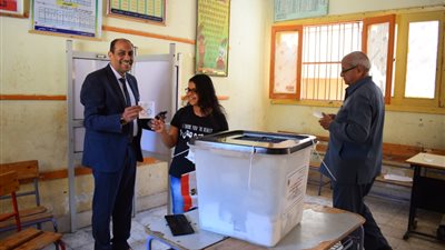 وكيل وزارة التموين بالأقصر يدلى بصوته فى الإستفتاء