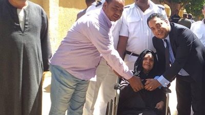 والدة الشهيدين بالأقصر تشارك في الإستفتاء وتؤكد: 