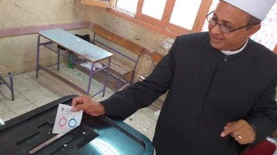 رئيس منطقة الأقصر الأزهرية يدلى بصوته في مدرسة الخطباء