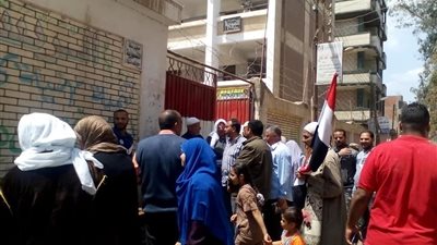 بالأعلام وهتافات تحيا مصر .. أهالى شبرابخوم يشاركون فى الاستفتاء