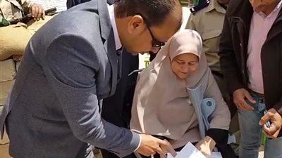 رئيس لجنة بدائرة السادات يخرج إلى حالة خاصة لتمكينها من الإدلاء بصوتها