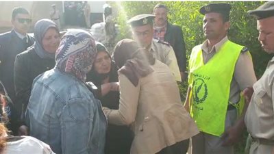 بالفيديو والصور.. نائب محافظ القليوبية تقبل يد مسنة شاركت في الاستفتاء