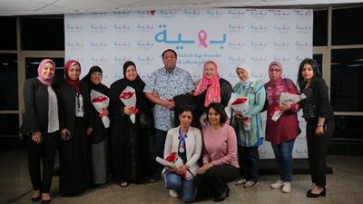 بالصور.. داليا الشافعى تدعم مريضات السرطان الثدى فى بهية