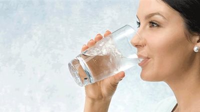 دراسة تؤكد.. تناول الماء يساعد علي خسارة الوزن