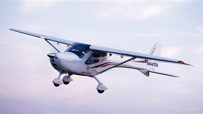 طيار يحصل على ثمرة موز أثناء الطيران.. فيديو