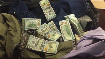 ضبط راكب يخفي ٧٠ الف دولار بالمطار