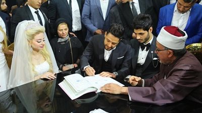 بالصور.. حماقي يوقع علي عقد قران لاعب بيراميدز 