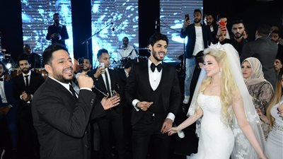 حماقي يشعل زفاف علي جبر وهايدي بأغاني يا ستار ونفسي ابقي جنبه .. صور