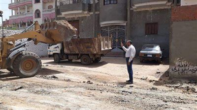 حملات مكثفة لازالة نواتج الحفر وتمهيد الشوارع بمدينة أشمون