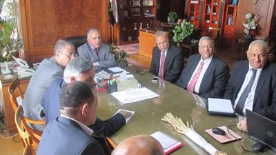وزير الرى يبحث إنشاء منتجع سياحى على جزيرة بين سوهاج وقنا
