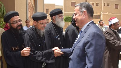 محافظ بني سويف يواصل تهنئة المسيحيين بعيد القيامة
