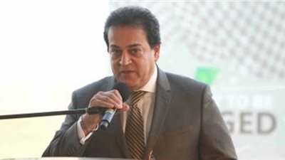 عبد الغفار يستعرض تقريراً لمؤتمر معهد تيودور بلهارس حول الميكروسكوب الالكتروني