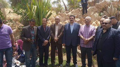 محافظ القليوبية يوزع الورود ويستقبل المواطنين في حدائق 
