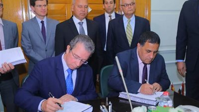 توقيع عقد شراء وتوريد 6 قطارات سكة حديد مكيفة جديدة للركاب