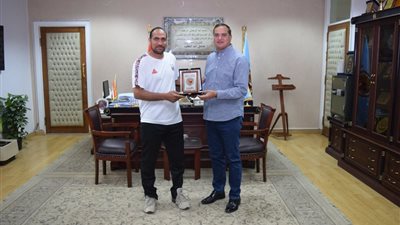 رئيس جامعة سوهاج يكرم مدرب منتخب مصر للكرة الشاطئية سيدات