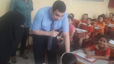 رئيس حي الشرابية يتفقد لجان امتحانات النقل بالقاهرة