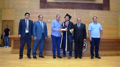 عزيز يشهد حفل تخريج الدفعة ٣٩ بتجارة سوهاج.. صور