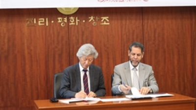 مجمع اللغة العربية يوقع مذكرة تعاون مع جامعة هانكوك للدراسات الأجنبية