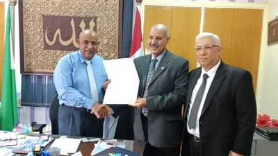 تكريم أخصائي التنميه المهنيه لبرنامج المعلمون أولاً