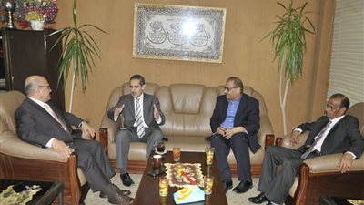 رئيس جامعة القناة يتفقد المستشفى الجامعى و مدينة الطلبة