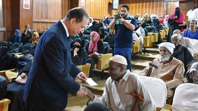 نائب محافظ أسوان يسلم المساعدات المالية لـ 120 أسرة